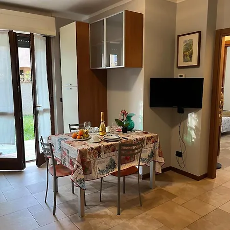 Marias House In The Center With Garden * マンデッロ・デル・ラーリオ