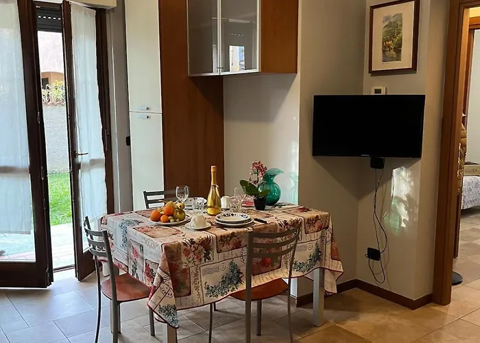 Marias House In The Center With Garden * マンデッロ・デル・ラーリオ