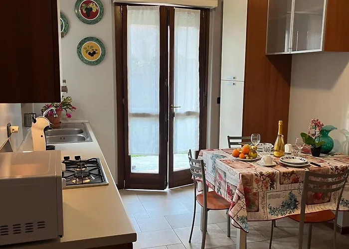 Marias House In The Center With Garden アパート マンデッロ・デル・ラーリオ